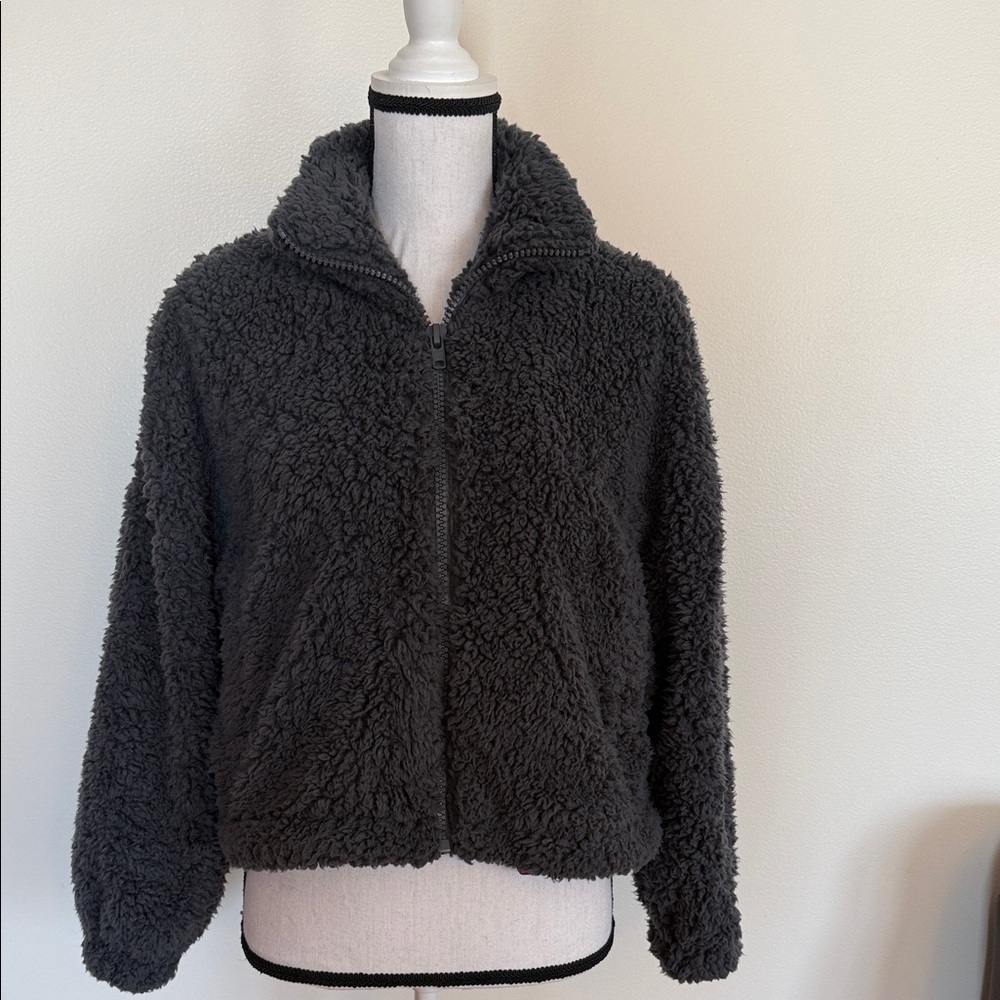 Cozy Cropped Urban Outfitters Dark Grey Sherpa Jacket Size XS - Trendy